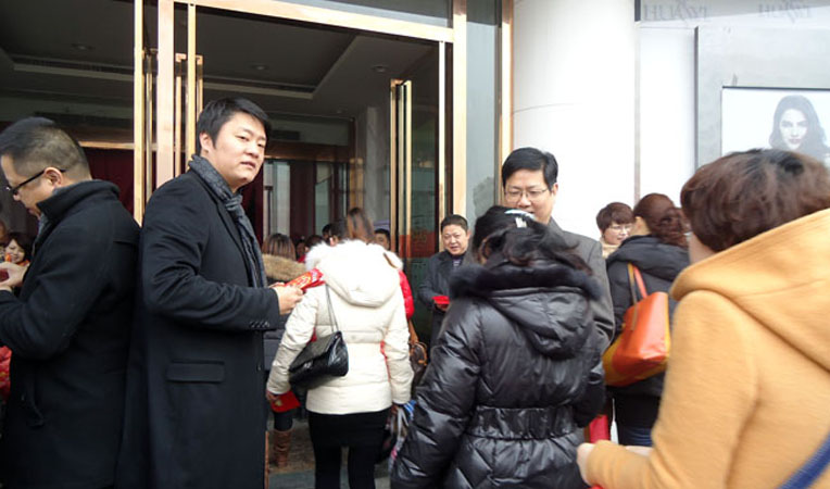 華億集團總裁、華億國際總經理項領給員工們派發紅包