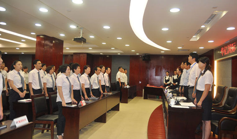 全體起立,唱華億之歌