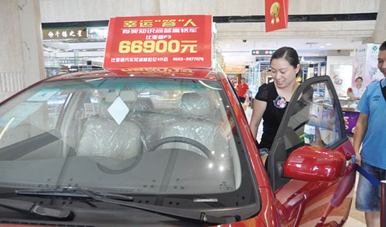 獲獎的錢女士正在試駕她的愛車