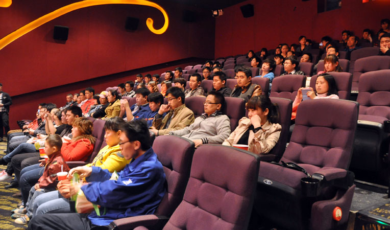 參加揭幕儀式的青少年