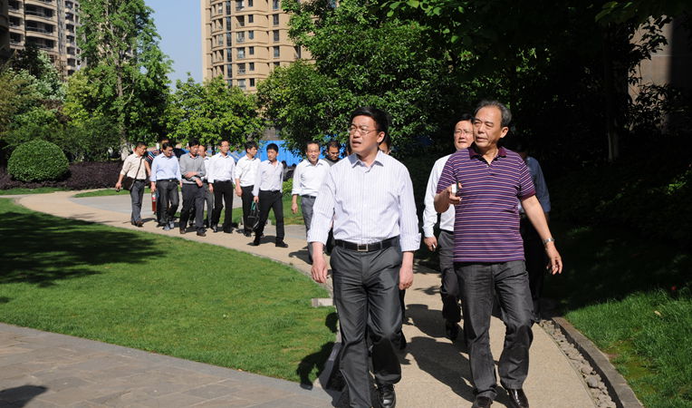 淮北市副市長朱浩東一行參觀左岸生活小區(qū)