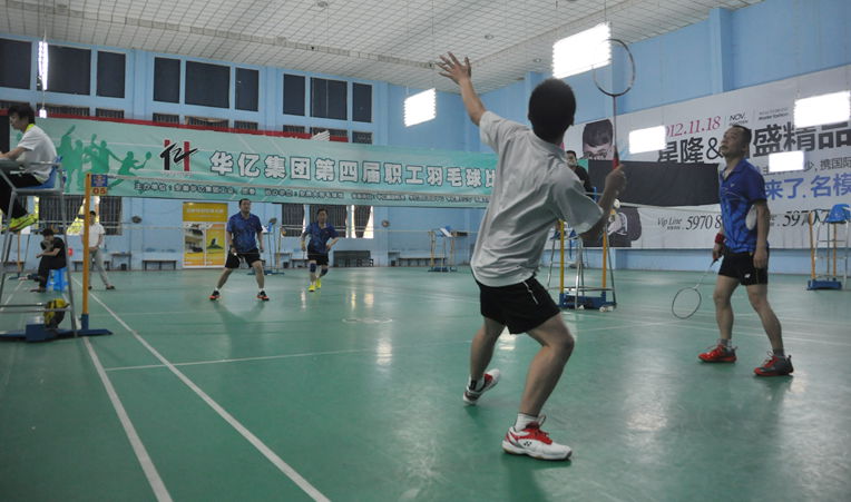 賽場上奮力殺球