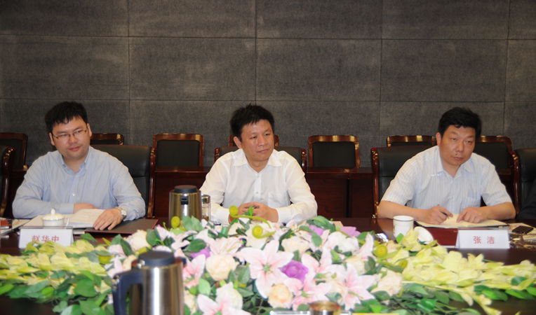 亳州市副市長王崧認真聽取華億集團領(lǐng)導(dǎo)匯報