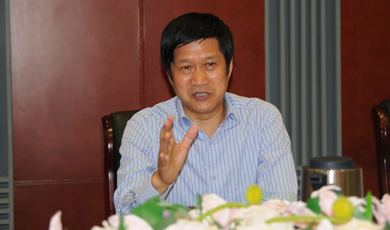 華億集團董事長項義水向亳州領(lǐng)導(dǎo)介紹華億發(fā)展情況