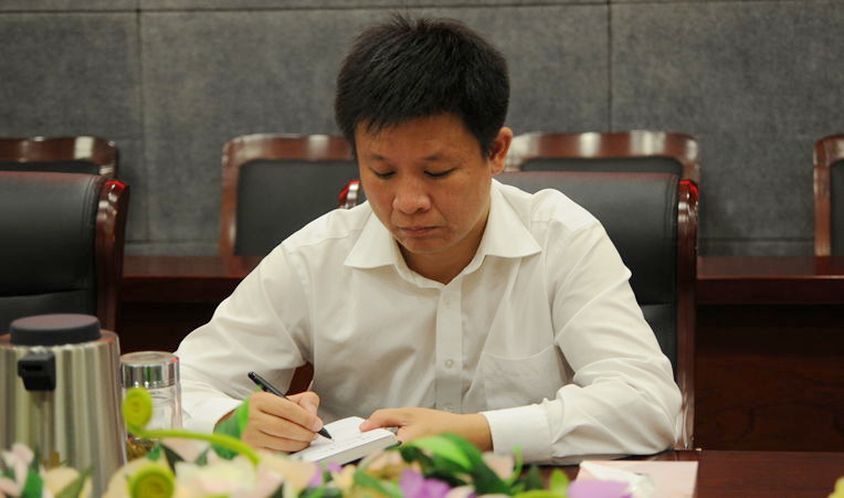 亳州市副市長王崧認真記錄