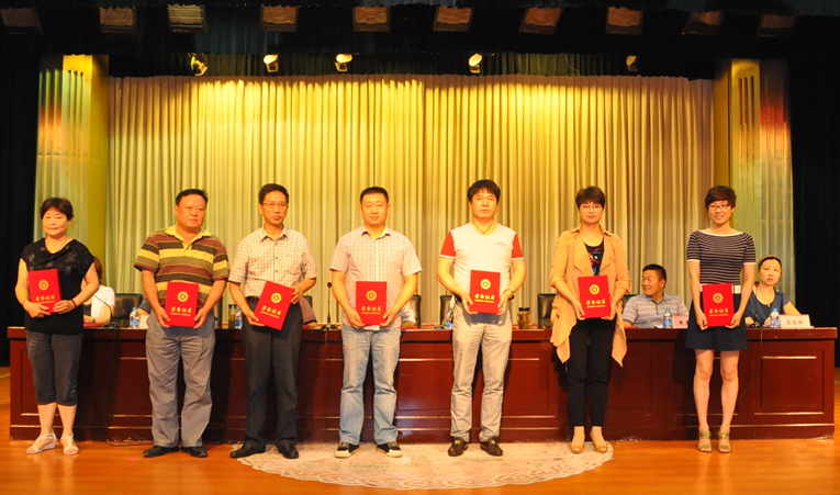 為獲得優秀黨員稱號的黨員頒發榮譽證書