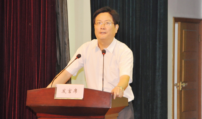 華億集團黨委書記陳愛國作為鏡湖區非公企業代表上臺發言