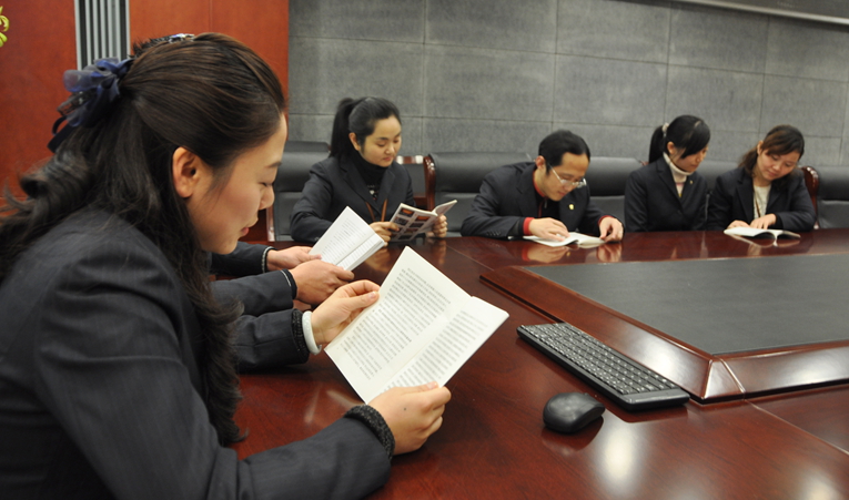 華億集團黨委組織黨員學習研究黨的路線、方針、政策