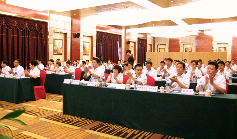 會議過程中不斷響起熱烈掌聲