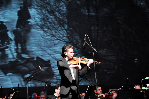 004樂團首席小提琴手表演.JPG