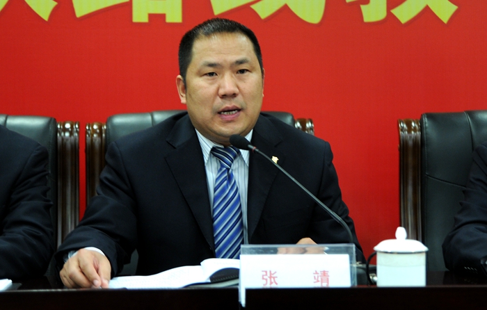 華億集團黨委委員張靖宣讀了《華億集團黨委關于開展黨的群眾路線教育實踐活動實施方案》