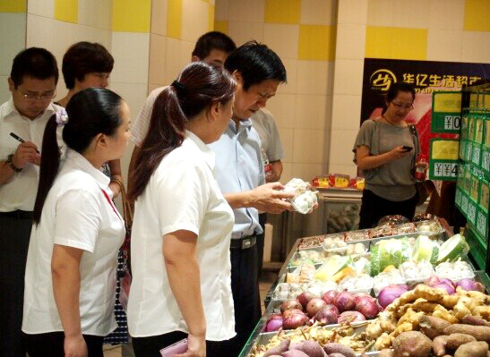 項義水董事長仔細查看生鮮產品