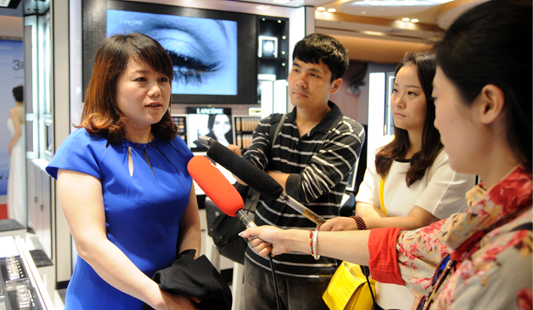 華億國際副總經理、旗艦店店總王萍接收采訪