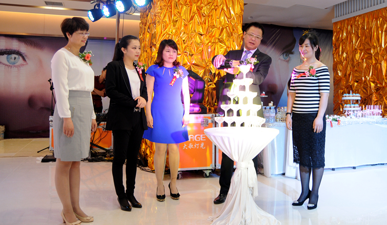 華億國際總經理張樹華將香檳酒倒入塔杯中