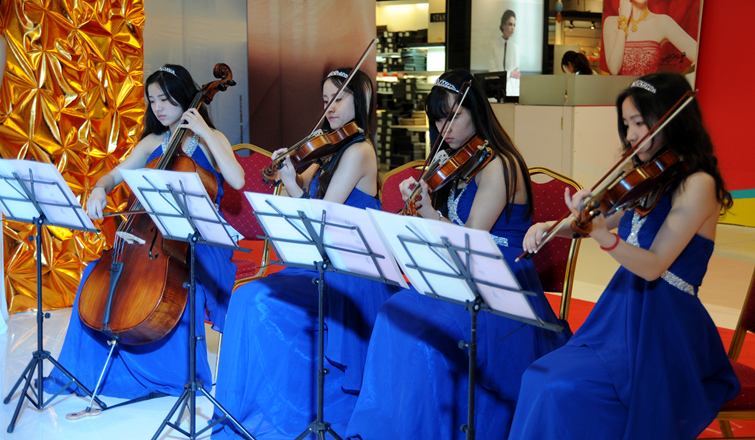 開柜儀式現場大提琴、小提琴演奏