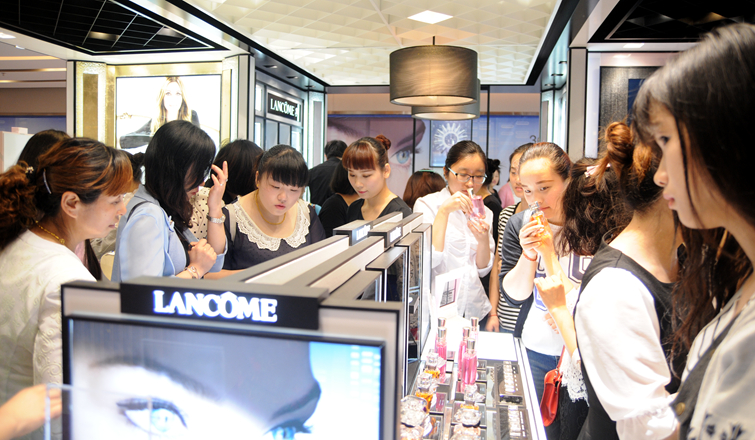 蘭蔻專柜吸引了眾多女性消費者的關注