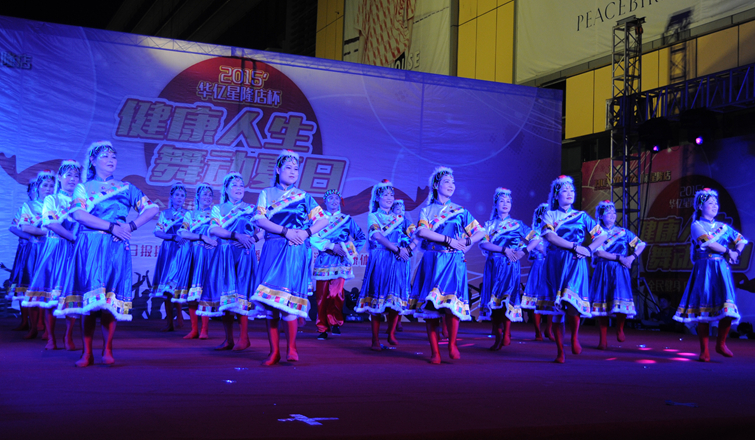 大媽們舞臺上舞蹈動作整齊劃一