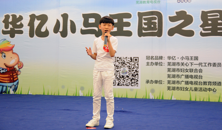 小選手演唱《時間都去哪了》十分投入