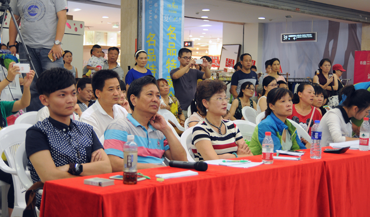 評委認(rèn)真觀看小朋友表演