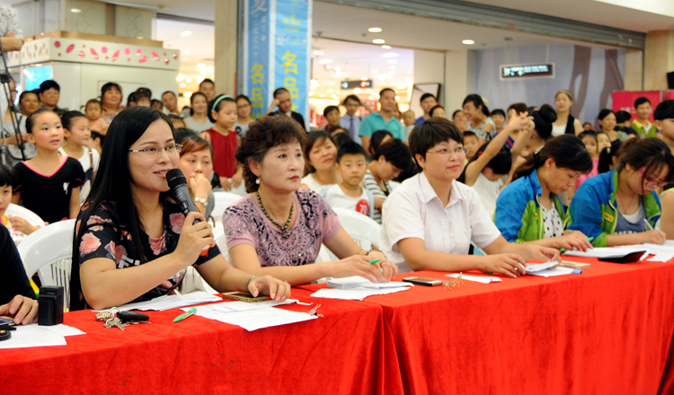 評委現(xiàn)場給小選手提出寶貴建議