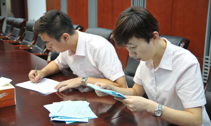 工作人員統(tǒng)計(jì)票數(shù)