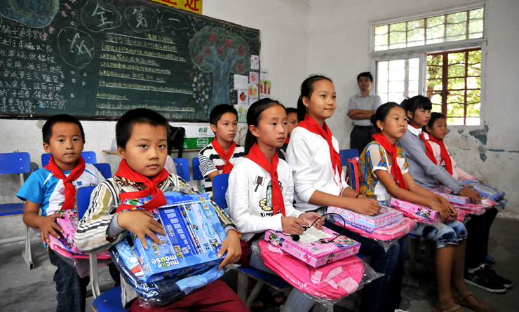 學生領取書包等學習用品