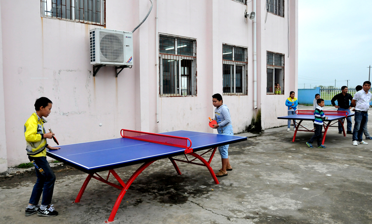 嶄新的乒乓球臺前小朋友正玩的十分開心