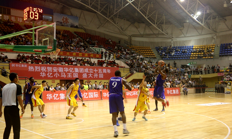 隊員們激烈對抗中