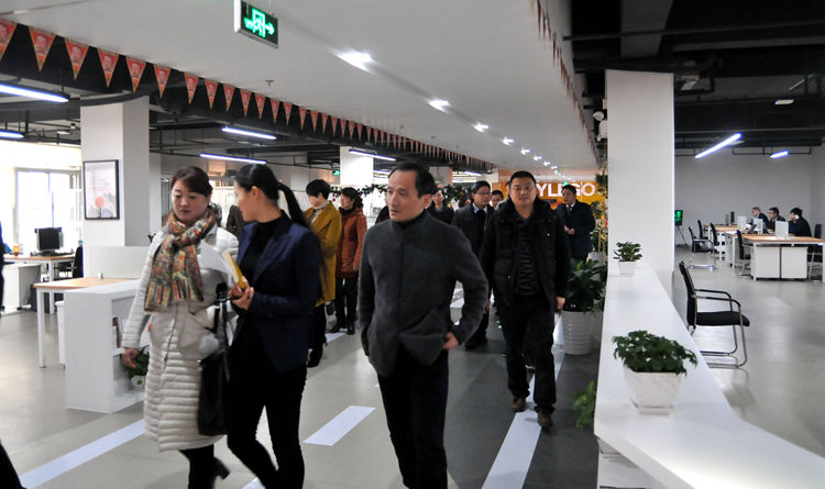調(diào)研團(tuán)隊(duì)一行參觀華億樂購現(xiàn)代化辦公室