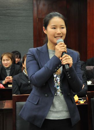 華億樂購公司副總經理藏薇向大家拜年