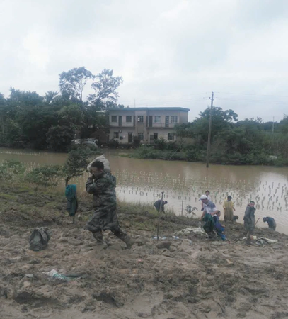 朱萬龍在防洪大堤上扛沙袋