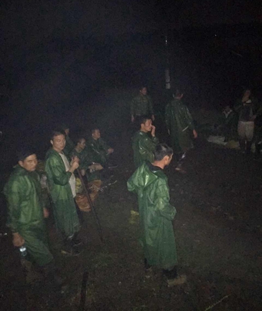 黃黑妹和救援團隊深夜冒雨救災(zāi)