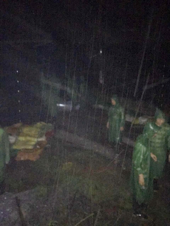 黃黑妹和救援團隊深夜冒雨救災(zāi)