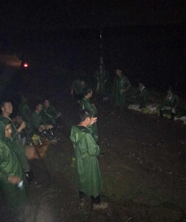 黃黑妹和救援團隊深夜冒雨救災(zāi)