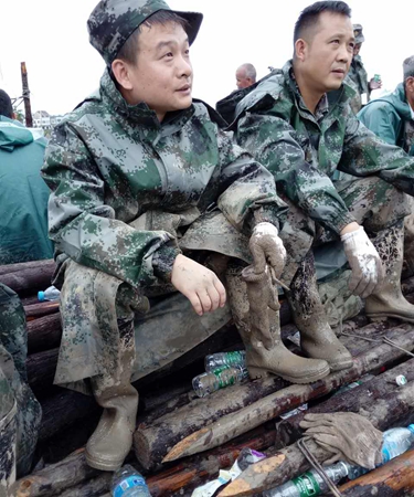 徐勇和朱萬龍短暫歇息