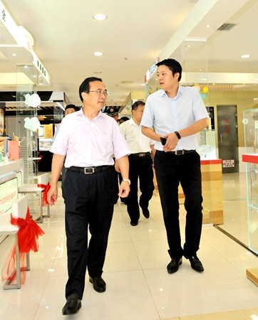 項領總裁匯報華億集團文明創建工作