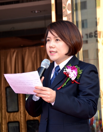 華億國際副總經理、旗艦店店總王萍女士主持慶典儀式