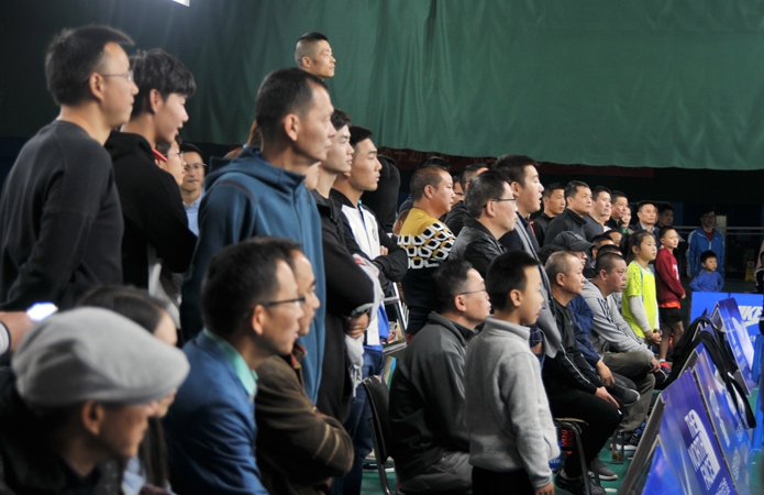 球迷聚精會神觀看比賽