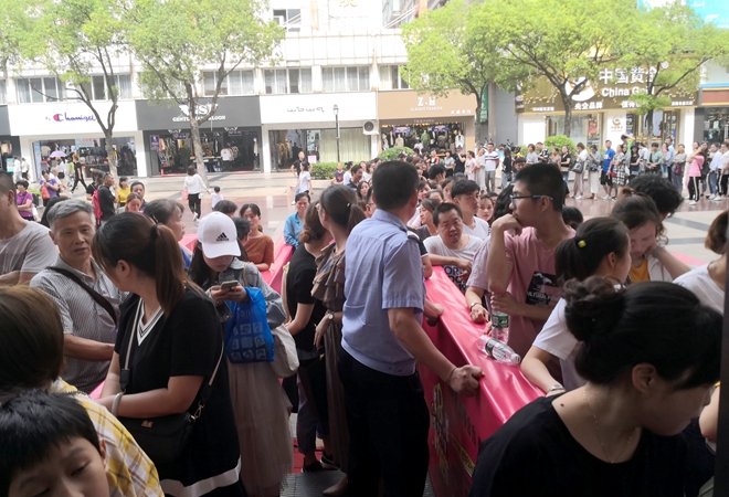 消費(fèi)者等候商場(chǎng)開(kāi)門