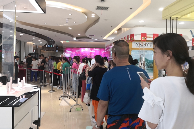 消費(fèi)者排隊(duì)兌換禮品