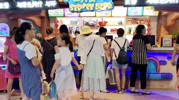 小馬王國(guó)游樂(lè)區(qū)顧客排隊(duì)充值