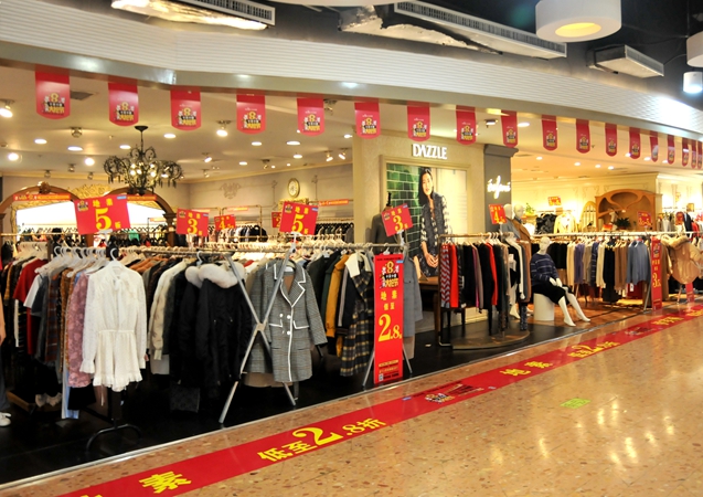 商場(chǎng)專柜內(nèi)商品豐富