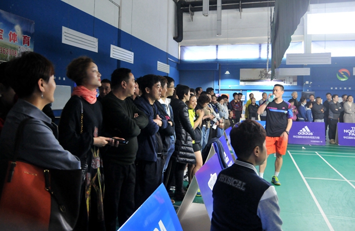 觀眾專注觀看精彩比賽