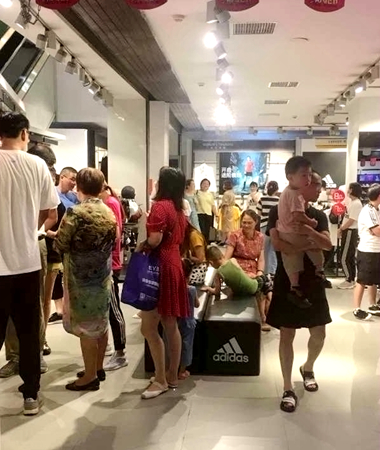 消費者選購商品