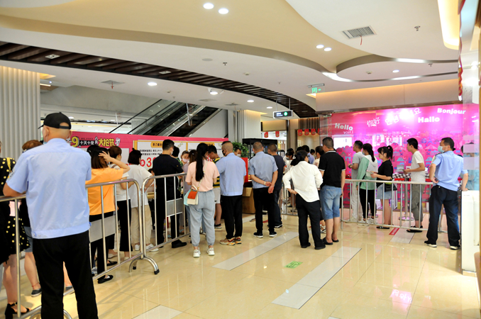 消費者排隊領取獎品